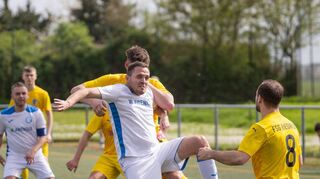 Szene aus der Vorsaison: Hofheims Spielertrainer Maximilian von Dungen (Bildmitte) nimmt es gleich mit mehreren Spielern der FSG Riedrode II auf.