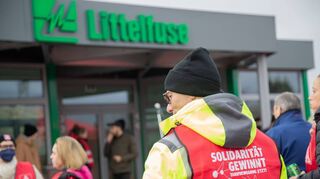 Warnstreik vor dem Werkstor: Mitarbeiter von Littelfuse-Ixys streiken für einen höheren Tarif. Außerdem sorgen sie sich um ihre Arbeitsplätze.