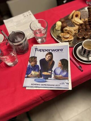 Katalog, Bestellzettel, Snacks: Eine ganz normale Tupperparty.