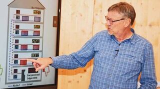 Energieberater Adam Borkowski schaut sich Häuser ganz genau an.