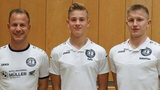 Trainer David Dittrich (links) freut sich über die Nominierungen von Felix Boch (Mitte) und Sebastian Wiese (rechts).