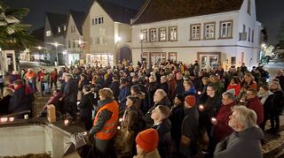 Gut 250 Menschen versammeln sich in Schriesheim unter dem Motto „Nie wieder ist jetzt!“ auf dem Platz vor dem Historischen Rathaus.