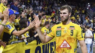 Klatscht nach getaner Arbeit mit den Fans ab: Steven Plucnar vonden Rhein-Neckar Löwen.
