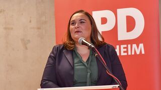 Bundestagsabgeordnete Isabel Cademartori bei ihrer Ansprache beim Kreisparteitag der SPD Mannheim.