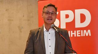 Bürgermeister Ralf Eisenhauer beschwört bei seiner Rede die „Vereinigten Staaten von Europa“ als Gegengewicht zu den USA.