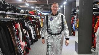 Dietmar Pahling im Astronautenkostüm für das Männerballett der KaGe Narhalla Philippsburg.