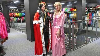 Die stellvertretende Filialleiterin Lea Bauersachs (links) und Mitarbeiter Daniel Bauer als König und Prinzessin.