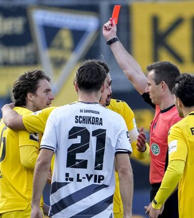 Aachens Gianluca Gaudino (l.) sieht für ein Foul von Schiedsrichter Lukas Benen nach vier Minuten Rot. Sandhausen nutzt die Überzahl und gewinnt 4:0.