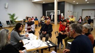 Teilnehmerinnen und Teilnehmer debattieren beim Speed-Dating vom Bündnis Sicherer Hafen mit CDU-Stadträtin Sengül Engelhorn (2. v.l.).