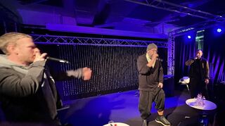 Die Heidelberger Stieber Twins nehmen zum Abschluss des Hip-Hop Symposiums am Freitag den Hamburger Samy Deluxe in der Popakademie in ihre Mitte und rappen den 25 Jahre alten Klassiker "Malaria".