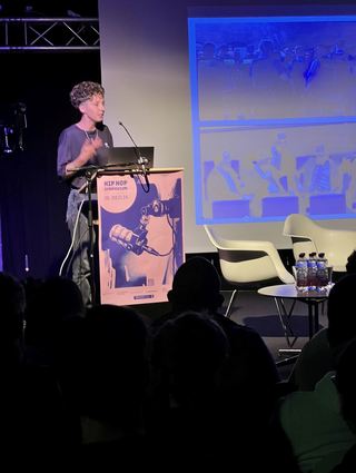 Rap- und Männlichkeitsforscherin Heidi Süß musste Kritik von Rap-Altmeister Torch einstecken, dessen Silhoutte im Vordergrund zu sehen ist.