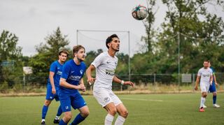 Hüseyin Tutay (weißes Trikot) brachte die Bürstädter Eintracht bei der SG Lindenfels/Winterkasten in Führung. Miron Hasanaj sorgte später für die Entscheidung
