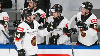 Tom Kühnhackl lässt sich von seinen Teamkollegen für das Tor zum 3:0 feiern.
