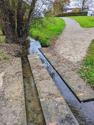 Auch bei den Tennisplätzen kann der Wasserlauf überquert werden.