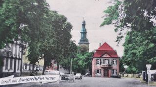 Das Lampertheimer Rathaus im Jahr 1950 ist auf dieser alten Postkarte abgebildet, die die Rückseite des Bucheinbandes ziert.