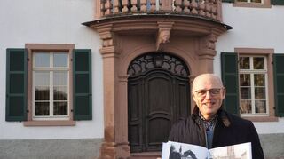 Autor Ludwig Franz ist stolz auf sein Buch und den Kalender, mit denen er die Betrachter auf eine Zeitreise durch Alt-Lampertheim mitnimmt.