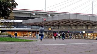 Einst als „modernster Bahnhof Europas“ gefeiert, fristet der Ludwigshafener Hauptbahnhof heute eher ein trostloses Dasein. Wie geht es weiter mit der Anlage?