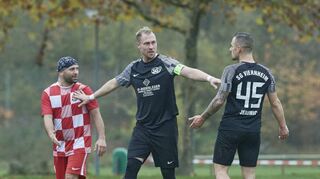 Viernheims Spielführer Kim-Pascal Boysen trennt die Streithähne Alexander Jeremic (re.) und Croatias Suleiman Shukeirik (li.).