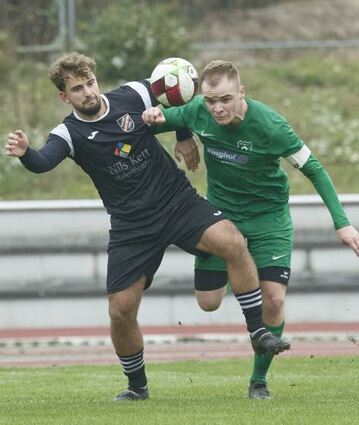 Im Duell: Ilvesheims Giuliano Ragni (l.) gegen Viernheims Alexander Haas.