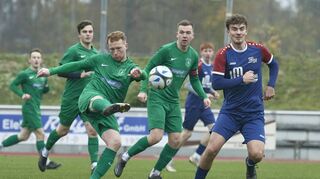 Viernheims Joseph Collier spitzelt den Ball weg, Lobbachs Philipp Selz kommt zu spät.