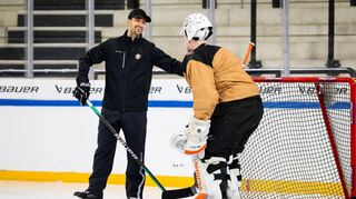 Fühlt sich sichtlich wohl: Dennis Endras, hier im Austausch mit Nationaltorwart Dustin Strahlmeier, agierte beim Deutschland-Cup als Torwarttrainer.