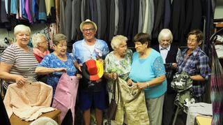 Das Team der Kleiderstube engagiert sich bereits seit vielen Jahren und weiß, welche Kleidung noch zur Weitergabe geeignet ist.
