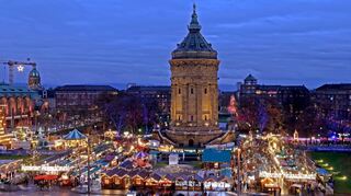 Mannheims ältester und größter Weihnachtsmarkt: Die Budenstadt rund um den Wasserturm wird wieder etwas größer als im Vorjahr.