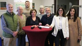 Dilek Ökmener-Sülük (2.v.r.) und Gerhard Mandel (3.v.r.) lassen zum Thema „Heimat finden in Viernheim“ Vernemer, Viernheimer und Noigeplackte zu Wort kommen.