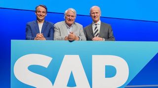 HV in der SAP Arena: SAP-Vorstandschef Christian Klein (v.l.) verabschiedete Hasso Plattner als Aufsichtsratschef und begrüßte Nachfolger Pekka Ala-Pietilä.