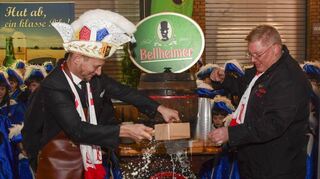 Das Fass kommt erstmals von Bellheimer: Prinz Jochen I. (l.) und Elferrat Michael Klos beim Fassbieranstich beim Fasnachtsauftakt des Feuerio.