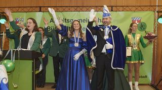 Saskia Leipert, Präsidentin der Vereins-AG, mit dem neue Prinzenpaar Marina II. und Markus I.