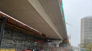 <p>Der frisch betonierte Brückenteil der neuen Hochstraße Süd in Ludwigshafen. Bis zum Lückenschluss fehlen noch einige Abschnitte.<br></p>