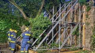 54 Helfer waren fast die ganze Nacht beschäftigt, als auf dem Lindenhof eine 40 Meter lange und knapp 4,5 Meter hohe Mauer einzustürzen drohte.