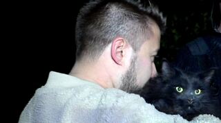 Der Besitzer ist froh, Kater Smokey wieder in die Arme schließen zu können.