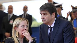 Mit Raffaele Fitto – hier mit Giorgia Meloni – soll erstmals ein Politiker der rechten Fratelli d’Italia Vizepräsident der EU-Kommission werden.