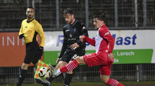 Waldhofs Lukas Klünter spielt den Ball gegen Pascal Nicklis.
