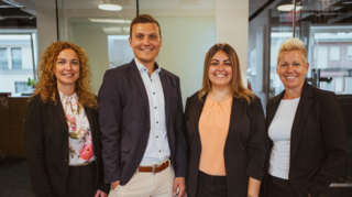 Vier kompetente Berater/innen: Laura Heil, Christoph Klohr, Angela de la Torre Romero und Simone Lösch.