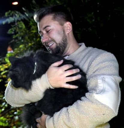 Große Erleichterung: Daniel Ruh hält seinen Kater Smokey im Arm.
