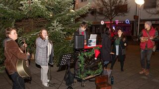 Beim Candlelight-Shopping haben im vergangenen Jahr „Die Elsbets“ aufgespielt. Die Veranstaltung ist auch in diesem Jahr Teil des vorweihnachtlichen Programms in Lampertheim.
