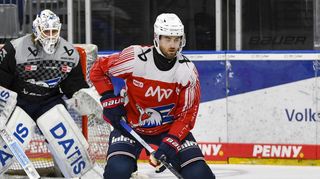 Fleißig auf dem Eis: Verteidiger Zachary Leslie hat in dieser Saison noch kein Spiel bestritten.Daher ist er noch nicht auf dem Level wie seine neuen Kollegen bei den Adlern Mannheim.