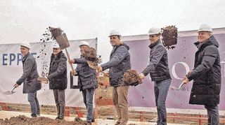 Jetzt fand der „erste Spatenstich“ für das Bauprojekt auf dem Spinelli-Gelände statt – auch wenn die Baugrube für die Gebäude bereits ausgehoben ist.