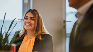 Mehr als nur Zahlen: Für Angela de la Torre Romero zählt der Mensch hinter den Finanzen.