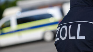 Zollbeamte bei einer Kontrolle (Symbolbild)