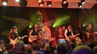 Über 400 Fans kamen zur Abschiedstour der Band in Feudenheim.