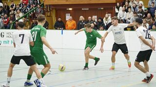 Der Terminrahmen für den 39. TVL Hallen-Cup – hier das Finale 2024 zwischen dem VFR Fehlheim (grün) und des TuS Rüssingen – steht, doch es sind noch Plätze frei.