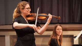 Die Musiklehrerinnen Martina Weis (Violine) und Maria Schneider (Klavier) spielen Tschaikowsky.