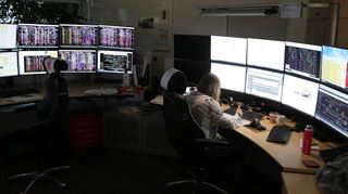 Blick auf einen Arbeitsplatz in der Netzleitzentrale in Frankfurt. Auf den Bildschirmen kann der Fern- und Güterverkehr der Bahn in Echtzeit verfolgt werden.