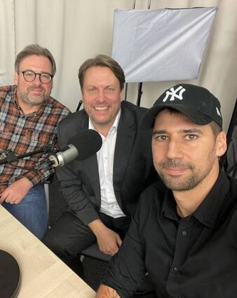 Boris Weirauch mit Florian Karlein (r.) und Timo Schmidhuber.