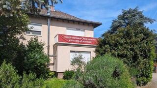 Eigentümer von Einfamilienhäusern mit Garten werden durch die neue Grundsteuer deutlich stärker zur Kasse gebeten. Dagegen regt sich Protest.