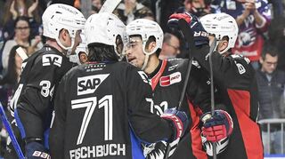 Jubeltraube: Die Spieler der Adler Mannheim freuen sich mit Teamkollege Tom Kühnhackl (links), der das zwischenzeitliche 5:2 erzielte.